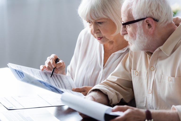 Concept de procuration bancaire senior