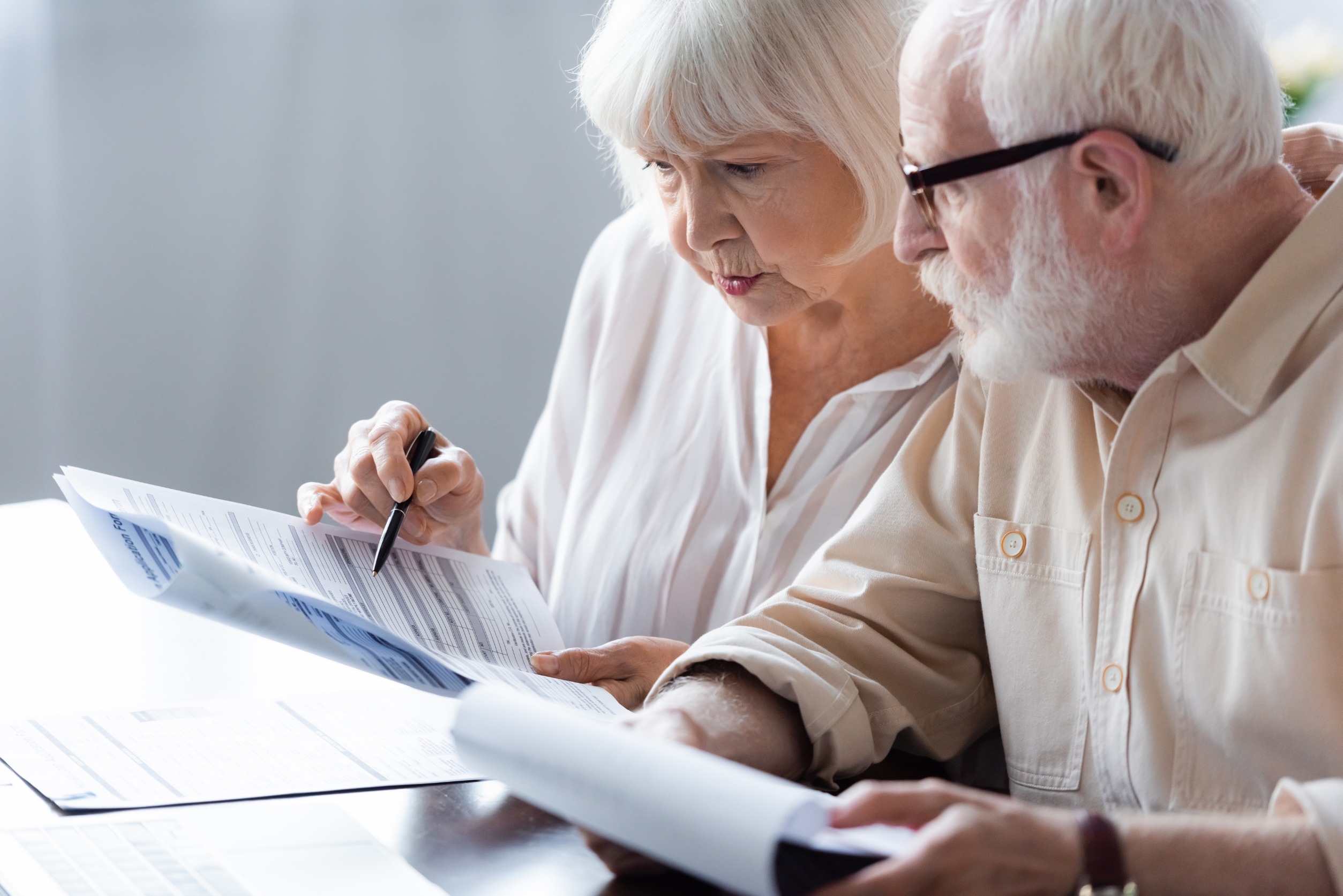 Concept de procuration bancaire senior
