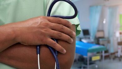 médecin, stéthoscope à la main
