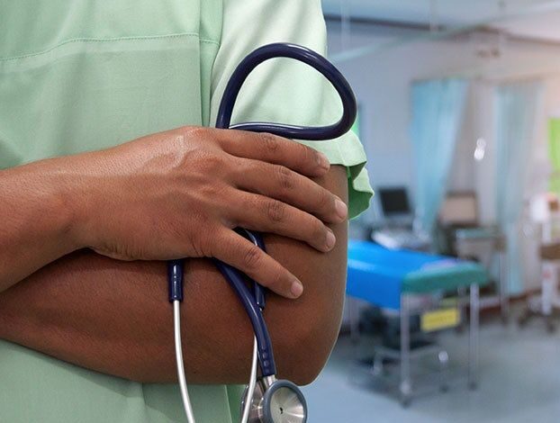 médecin, stéthoscope à la main