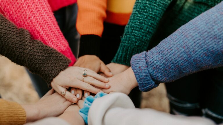 Assurance décès : protéger ses proches Mains superposées en signe de solidarité