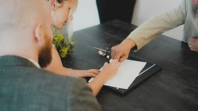 Assurance emprunteur : questionnaire de santé et loi Lemoine Couple signant des documents à un bureau