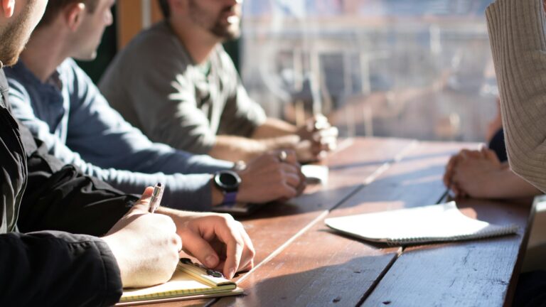 Réunion d'équipe dans une petite entreprise