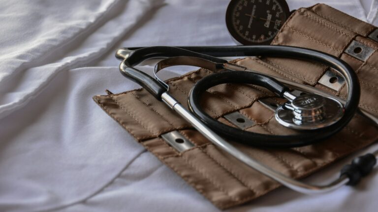 Complémentaire santé : ce que tout contrat doit rembourser (et ce qu’il ne peut pas) Stéthoscope posé sur un étui en cuir