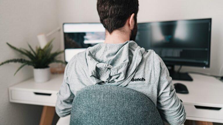 Travailleur indépendant au travail dans son bureau à domicile