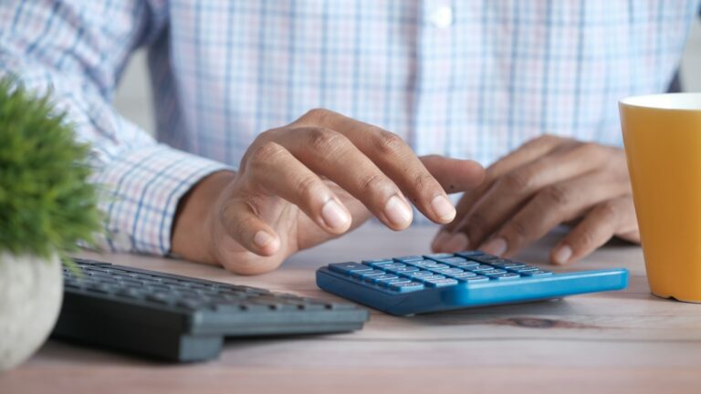 Complémentaire santé TNS : déduire ses cotisations avec la loi Madelin Calcul des cotisations sur une calculatrice au bureau
