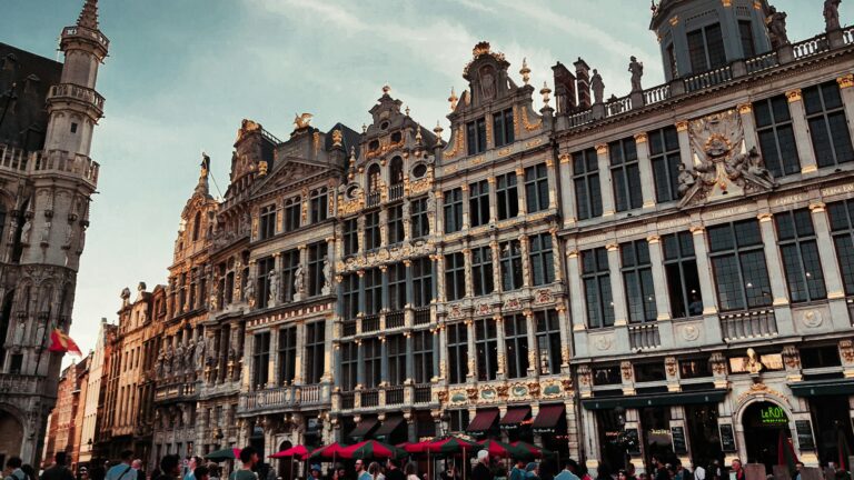 Dentiste en Belgique : se soigner à l’étranger et être remboursé Passants devant un bâtiment dans une rue de Bruxelles