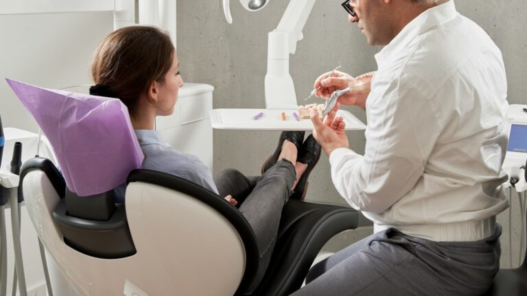 Cabinet dentaire avec son fauteuil de soins