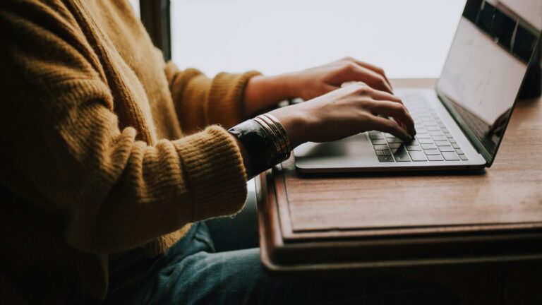 Mutuelle en ligne effet immédiat : délais de carence et conditions réelles Personne remplissant un formulaire sur un ordinateur portable