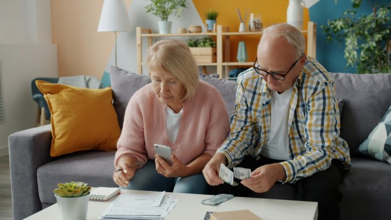 Couple de retraités examinant leurs documents et leur budget à domicile