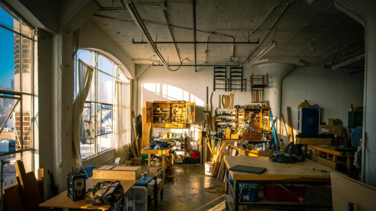 Atelier d'artisan avec établi en bois